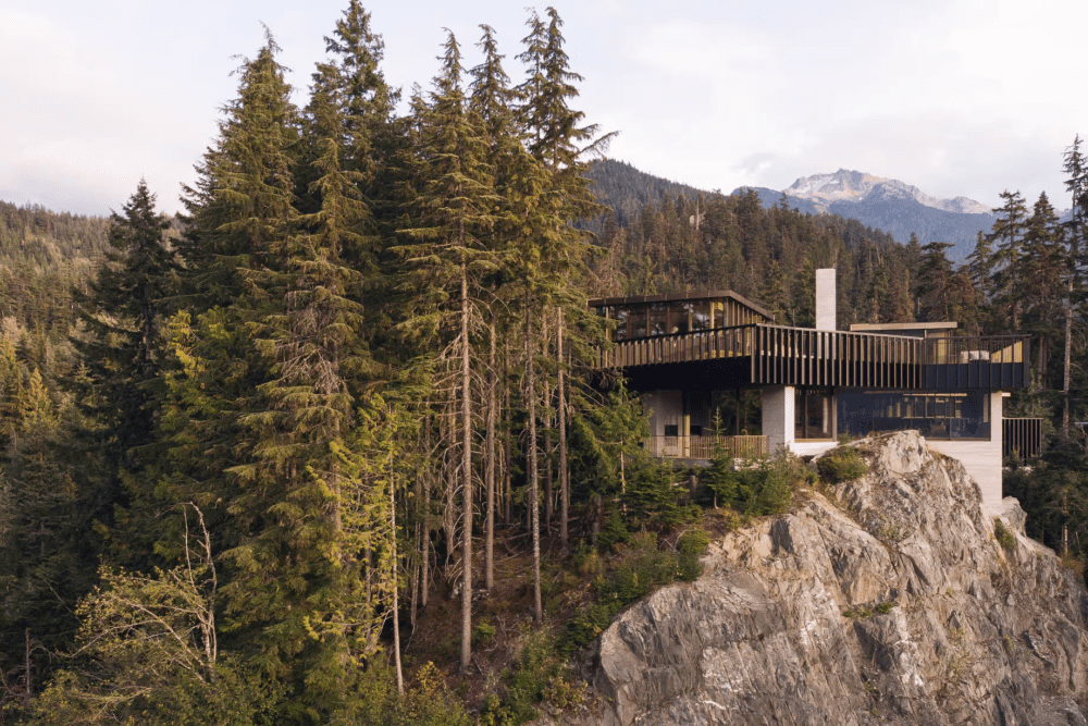 Casa Di Lusso Sulla Roccia Vista In Lontananza