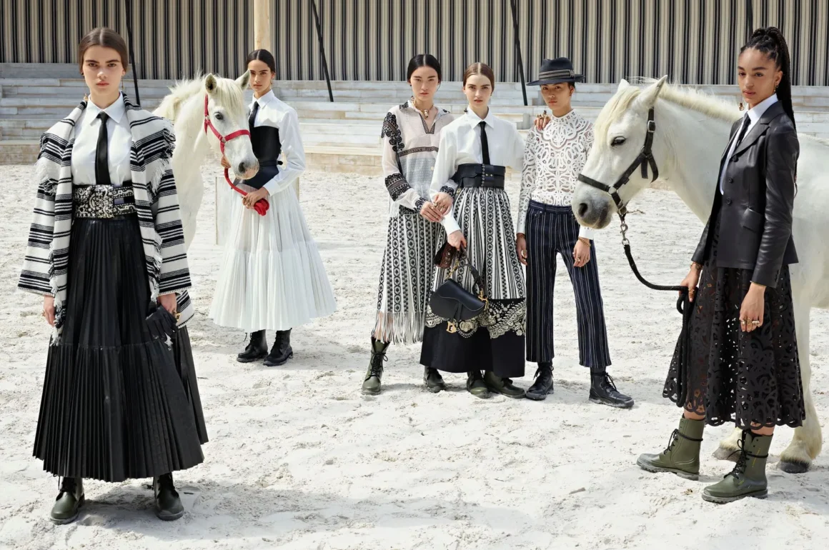 Foto di gruppo 'Dior Cruise' 2019 di Estelle Hanania per l'anteprima di Dior