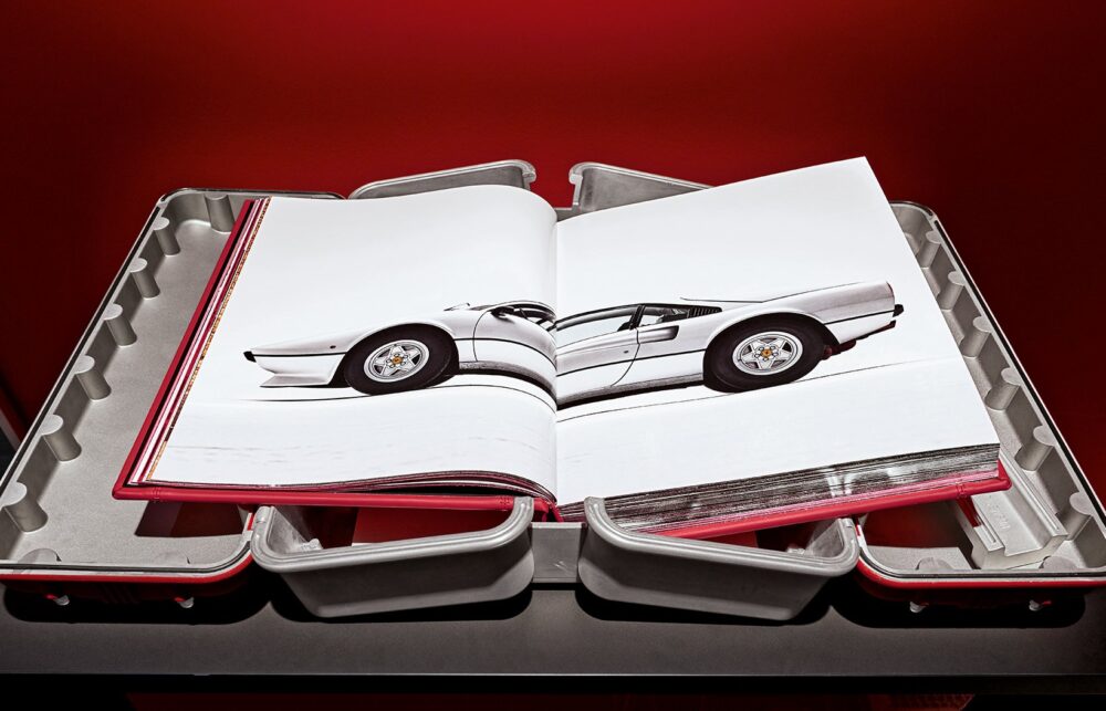 libro rosso limitato sulla ferrari