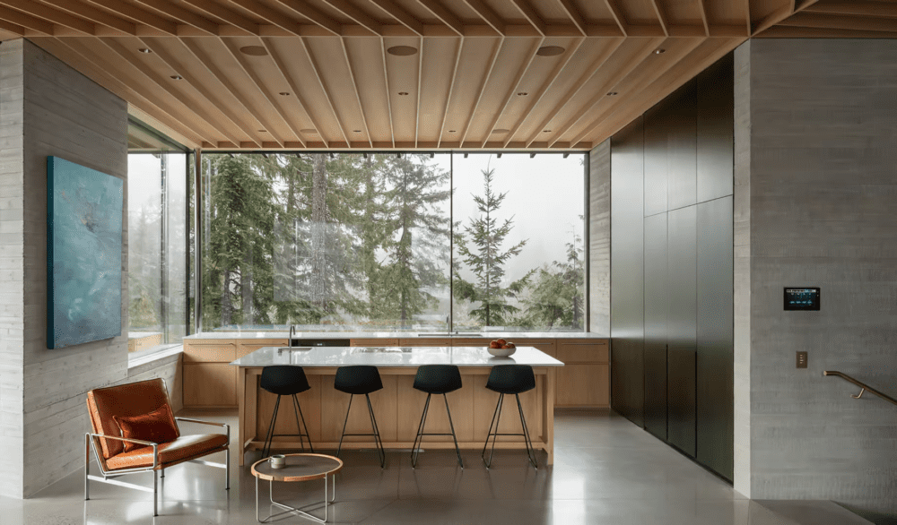 Sala da pranzo della casa di lusso sulla roccia