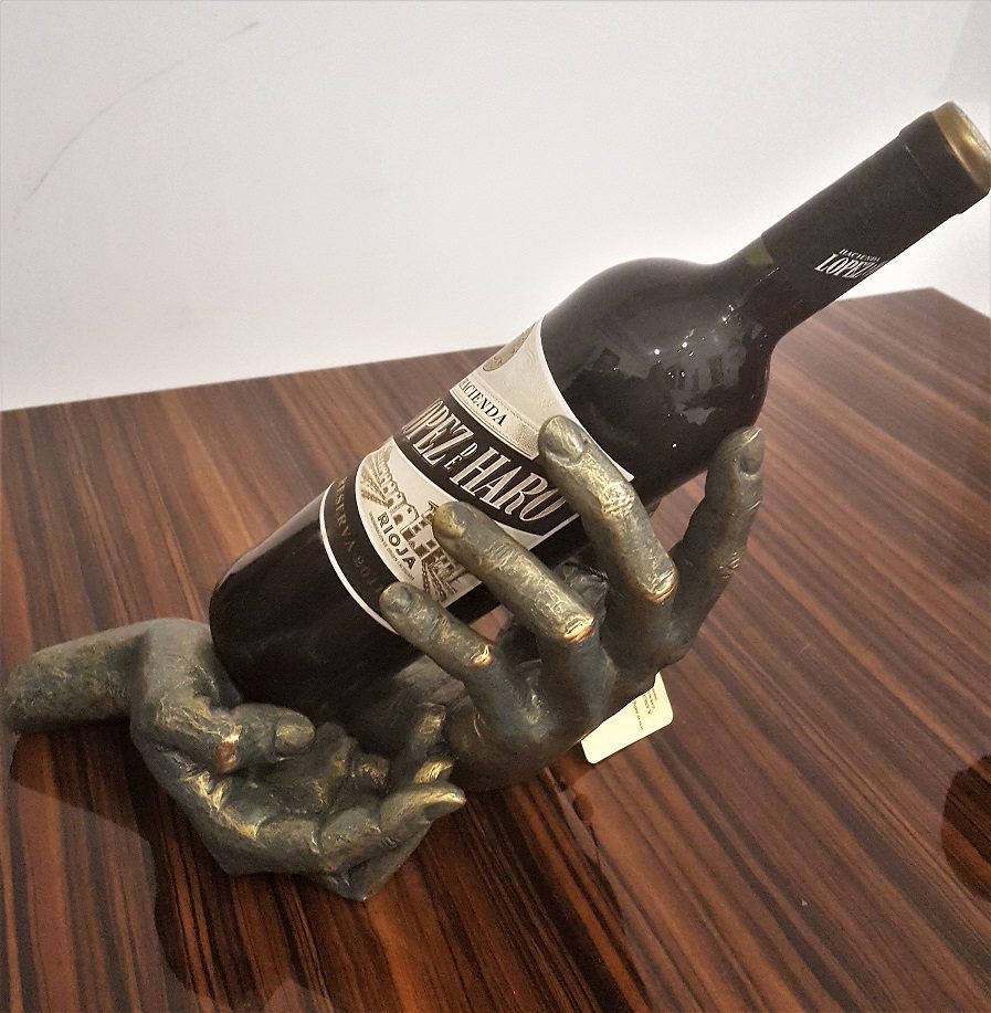 scultura di mani di vino