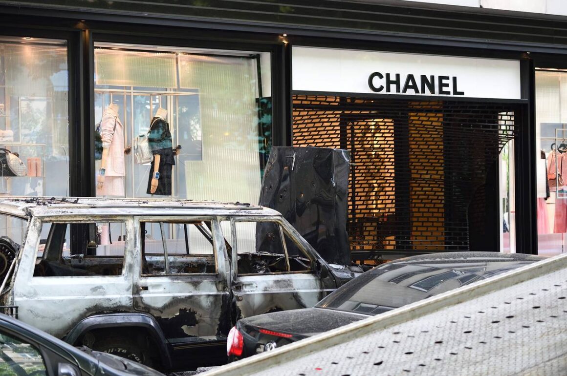 Furto nella boutique Chanel