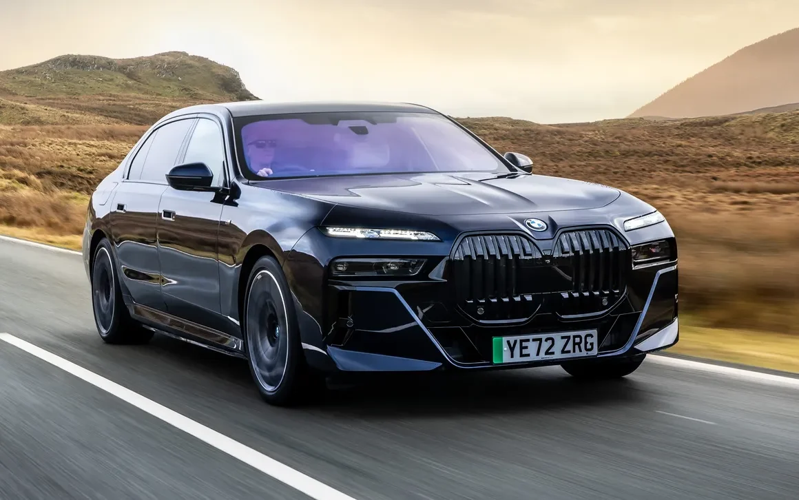 Auto di Lusso Elettriche 2025 Top 10 e Guida all'Acquisto