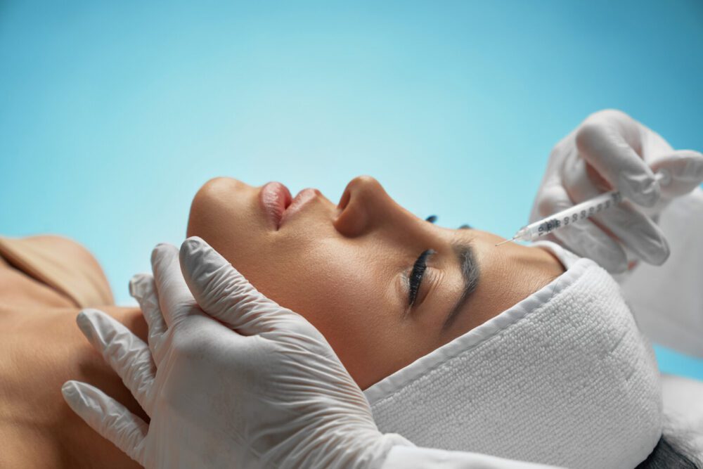 Iniezione di Botox cosmetico sulla fronte femminile.