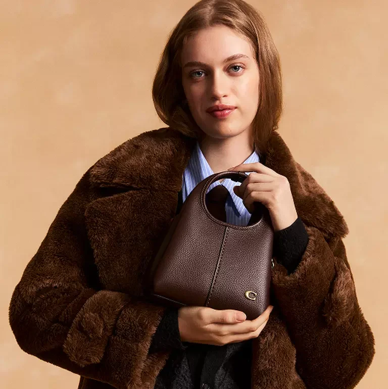 Coach è un marchio di lusso: come classificarlo davvero?